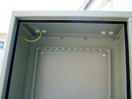 Шкаф настенный SignaPro™, 6U, 391x600x600 мм, антивандальный, серый, код RECW-066AV